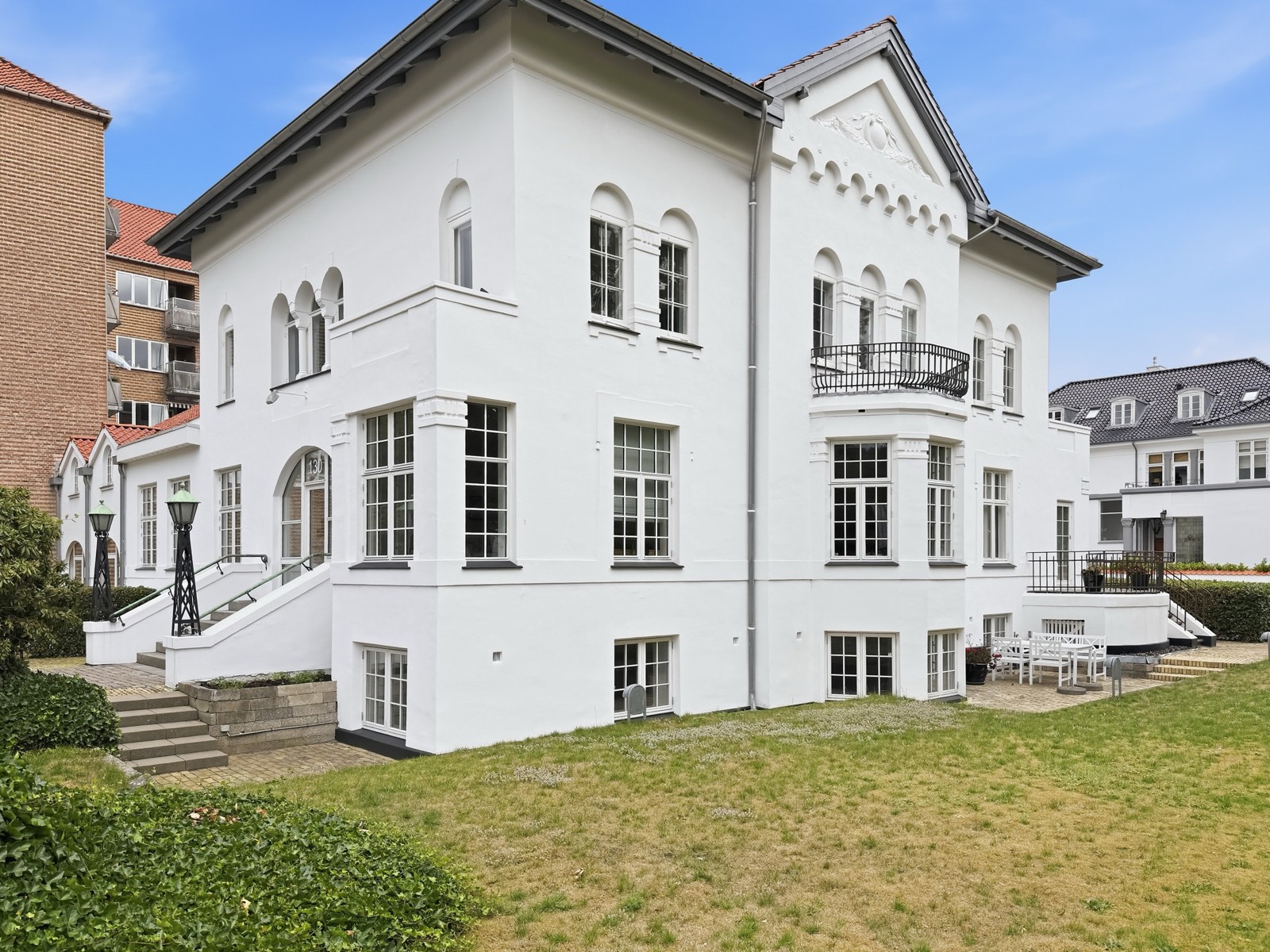 BAURs kontor — den klassiske villa på Strandvejen 130 i Hellerup